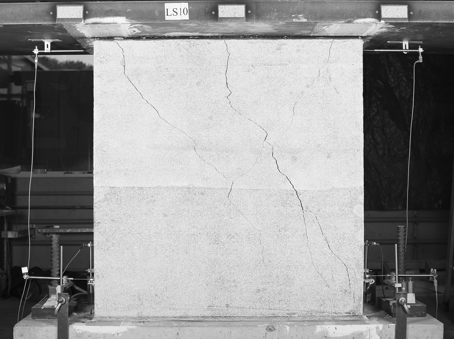 Enlarged view: Cracked plaster of an unreinforced masonry wall (size: 1.20x1.20x0.15m) after fatigue tests.